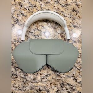 HARDLY USED Apple AirPod Max in Green